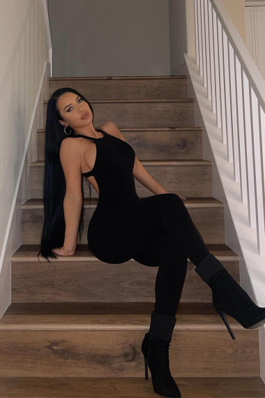 Ariana, Sex escort in Napoli that offers acompañamiento.