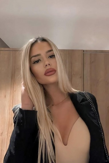 Dina, Sex escort in Napoli that offers masajes.